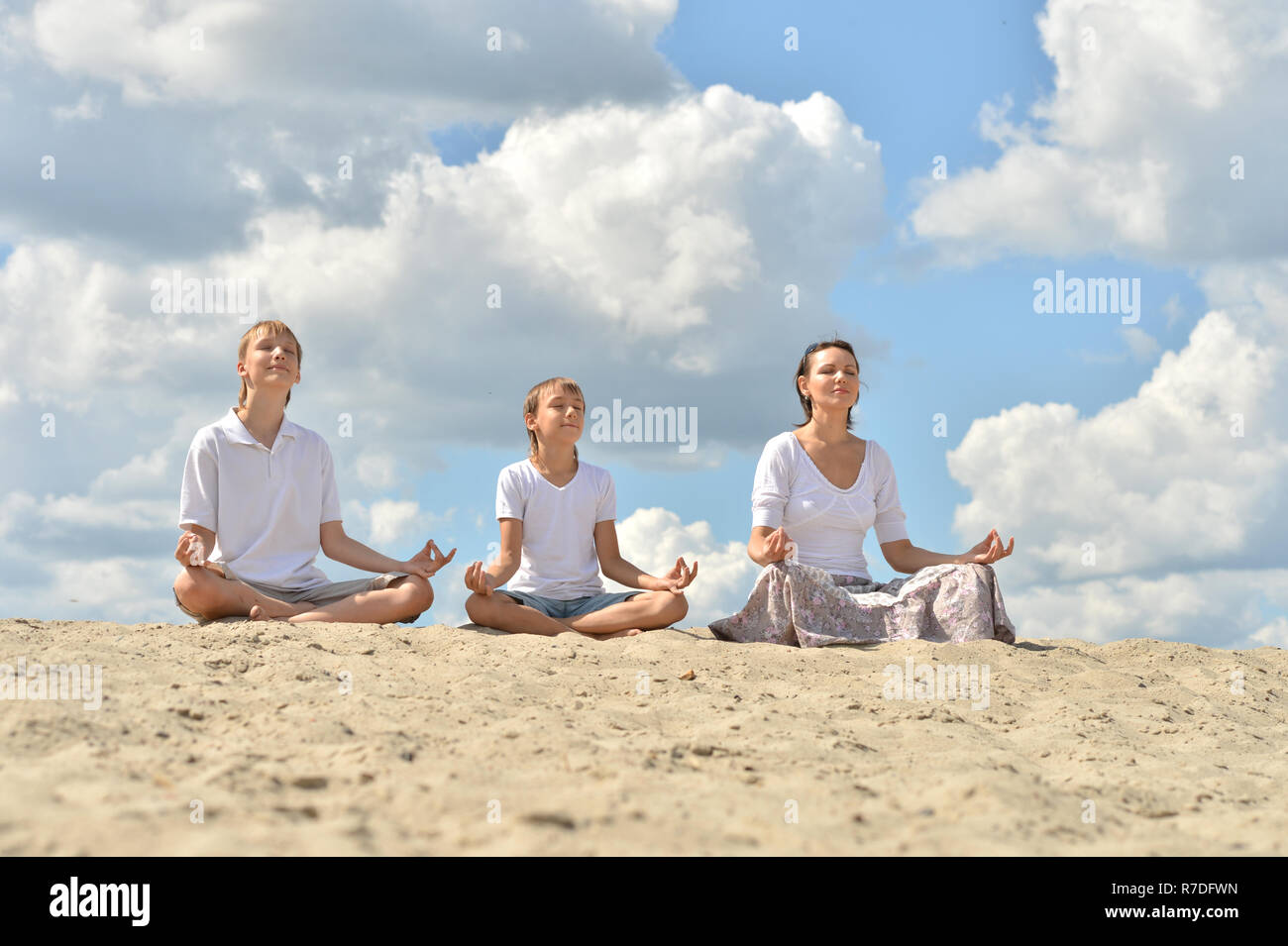 Медитация семья. Семья медитирует. Йога семья. Пара медитирует в воздухе.