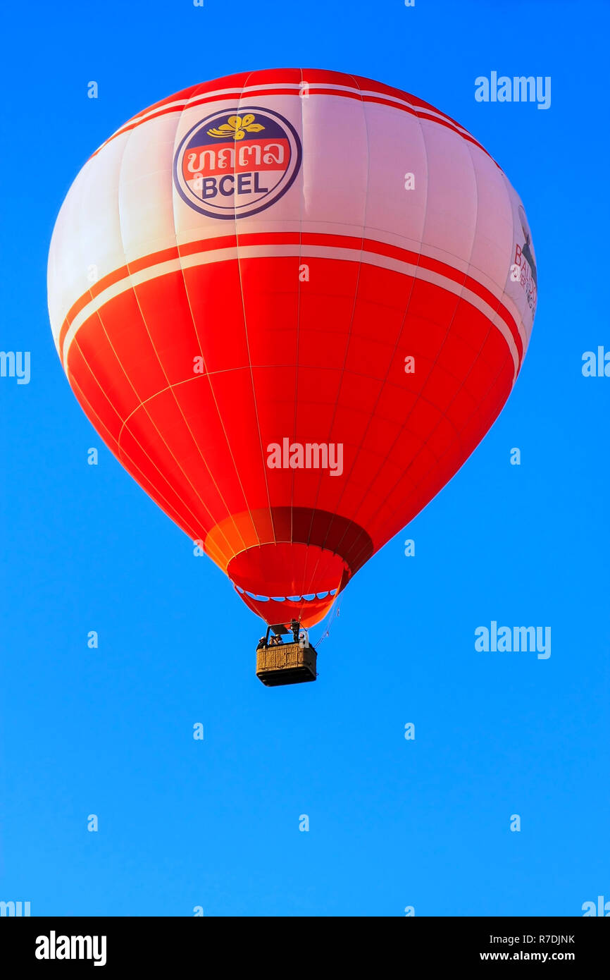 Red hot air balloon in blue sky Stock Photo - Alamy