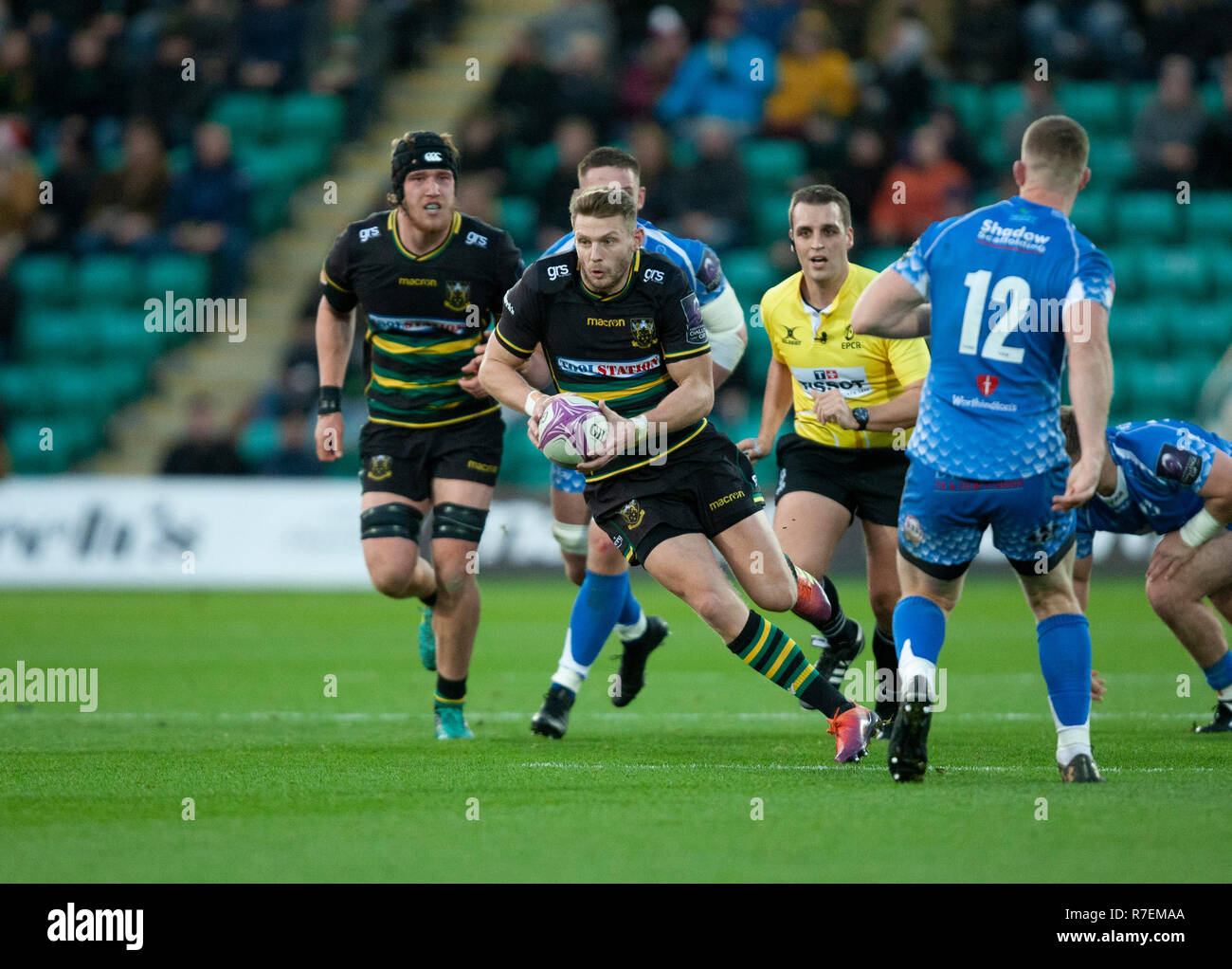 Northampton, UK. 8th December 2018. Dan Biggar of Northampton Saints runs with the ball during the European Rugby Challenge Cup match between Northampton Saints and Dragons. Andrew Taylor/Alamy Live News Stock Photo