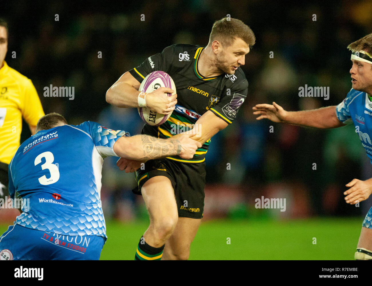 Northampton, UK. 8th December 2018. Dan Biggar of Northampton Saints runs with the ball during the European Rugby Challenge Cup match between Northampton Saints and Dragons. Andrew Taylor/Alamy Live News Stock Photo
