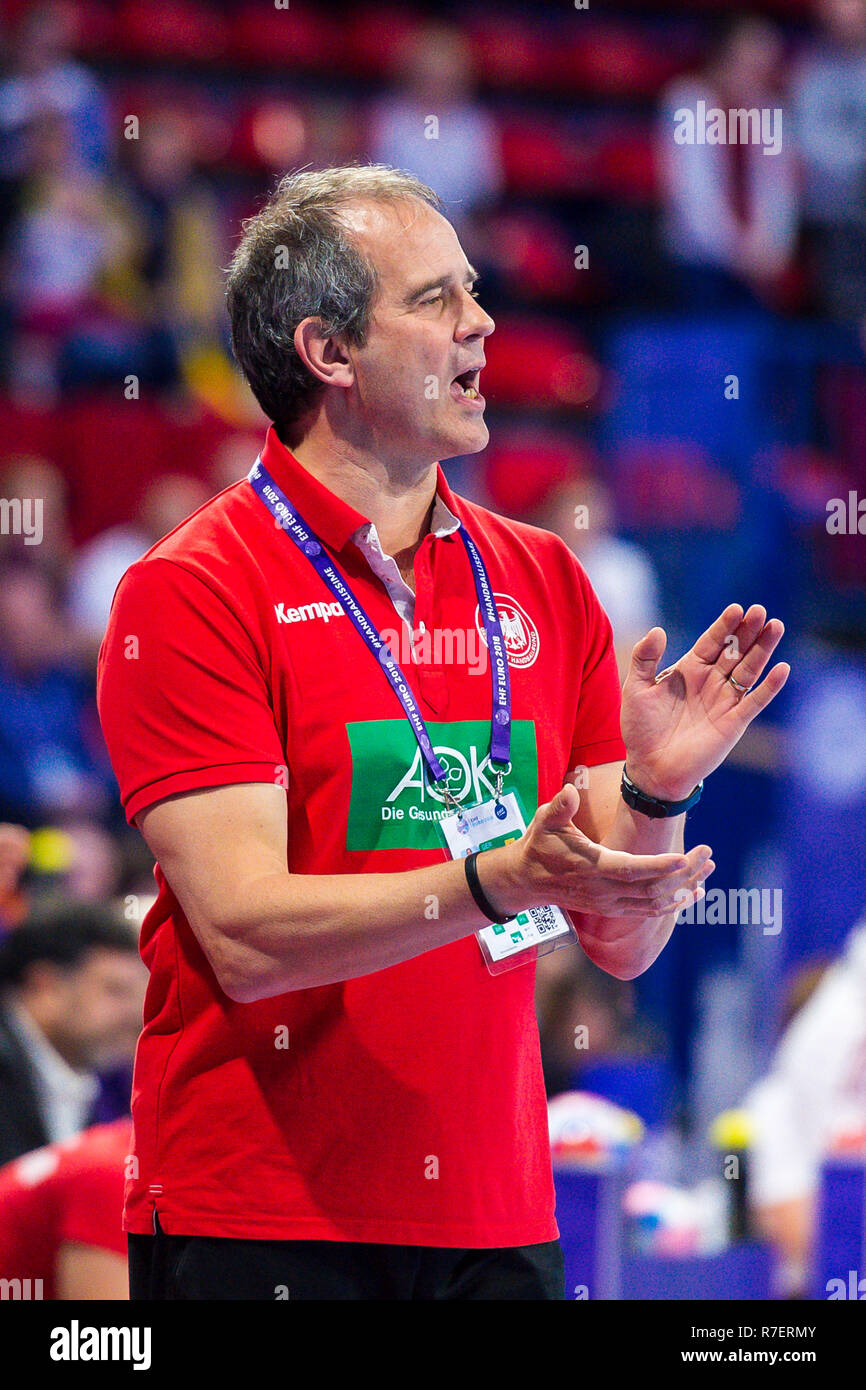09 December 2018, France (France), Nancy: Handball, women: EM, Hungary - Germany Main Round, Group 2, 2nd Matchday at the Palais des Sports. Germany coach Henk Groener claps his hands. Photo: Marco Wolf/wolf-sportfoto/dpa Stock Photo