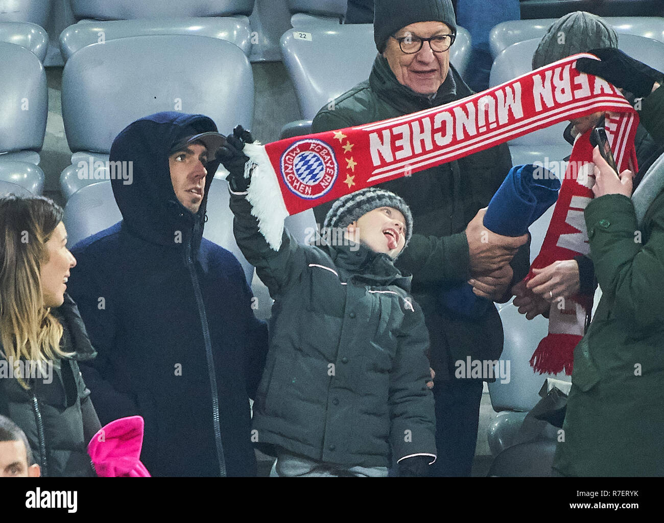 Munich, Germany. 8th December 2018. former FCB player, DFB captain Philipp LAHM with son Julian  FC BAYERN MUNICH - 1.FC NUREMBERG 3-0  - DFL REGULATIONS PROHIBIT ANY USE OF PHOTOGRAPHS as IMAGE SEQUENCES and/or QUASI-VIDEO -  1.German Soccer League , Munich, December 08, 2018  Season 2018/2019, matchday 14, FCB, 1.FC Nürnberg © Peter Schatz / Alamy Live News Stock Photo