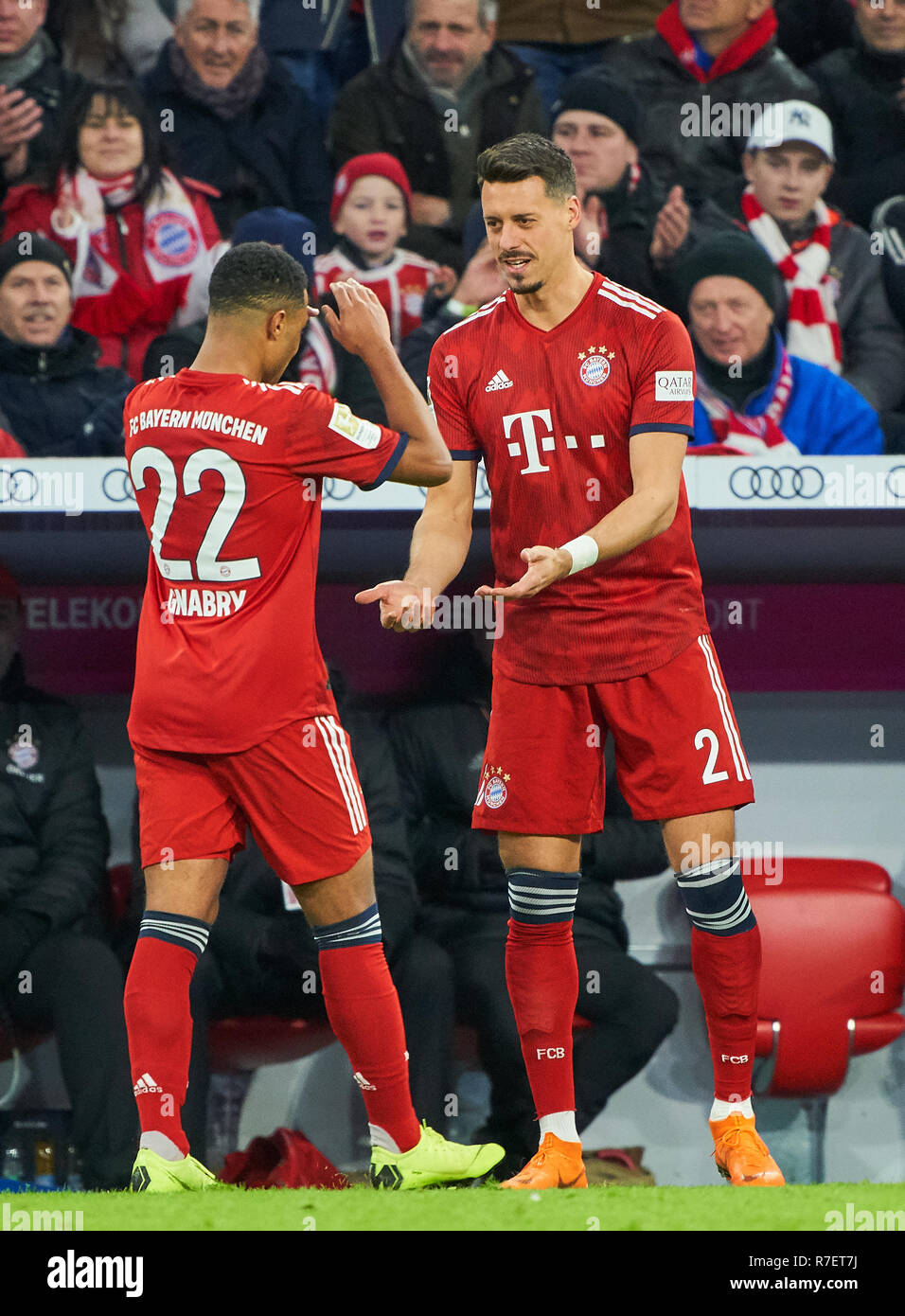 Munich, Germany. 8th December 2018. Serge GNABRY, FCB 22 Sandro WAGNER, FCB 2  change, substitution,  FC BAYERN MUNICH - 1.FC NUREMBERG 3-0  - DFL REGULATIONS PROHIBIT ANY USE OF PHOTOGRAPHS as IMAGE SEQUENCES and/or QUASI-VIDEO -  1.German Soccer League , Munich, December 08, 2018  Season 2018/2019, matchday 14, FCB, 1.FC Nürnberg © Peter Schatz / Alamy Live News Stock Photo