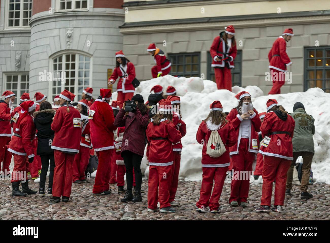 Stockholm, Sweden. 9th Dec, 2018. 1400 joggers dressed as Santa Claus  wearing red suits, boots and long white beards ran through the streets of  Stockholm for charity on Sunday. Credit: Joel Alvarez/ZUMA