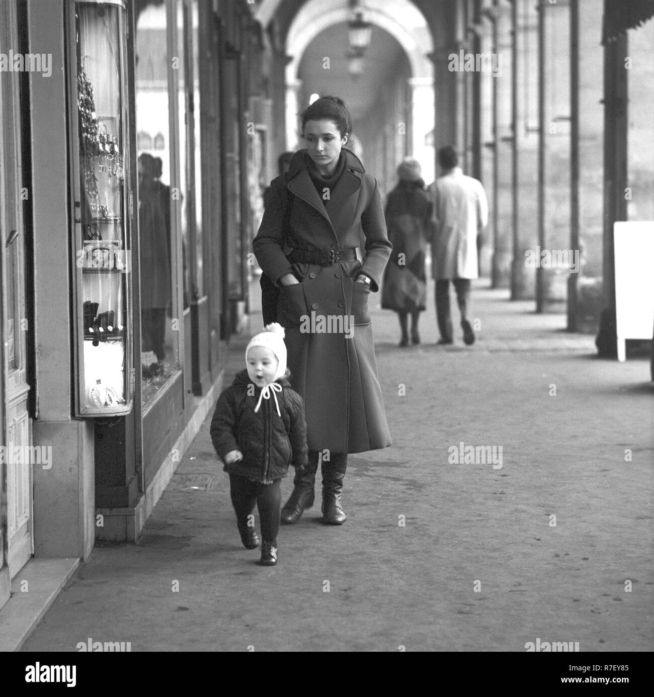 A mother is pictured with her child take a stroll through a shopping street in Paris, France, in November 1970. Photo: Wilfried Glienke | usage worldwide Stock Photo