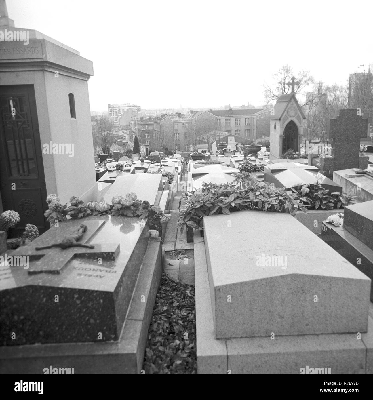 View over the biggest cemetery of Paris, Pere Lachaise, in Paris, France, 13 November 1970. On the Pere Lachaise Cemetery many famous historical figures are buried. Fotoarchiv für Zeitgeschichte | usage worldwide Stock Photo