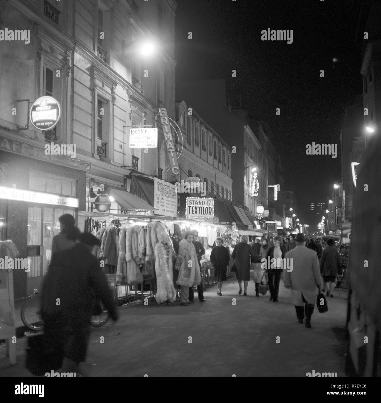 View of a shopping street in the quarter Montmartre in Paris, France, in November 1970. Photo: Wilfried Glienke | usage worldwide Stock Photo