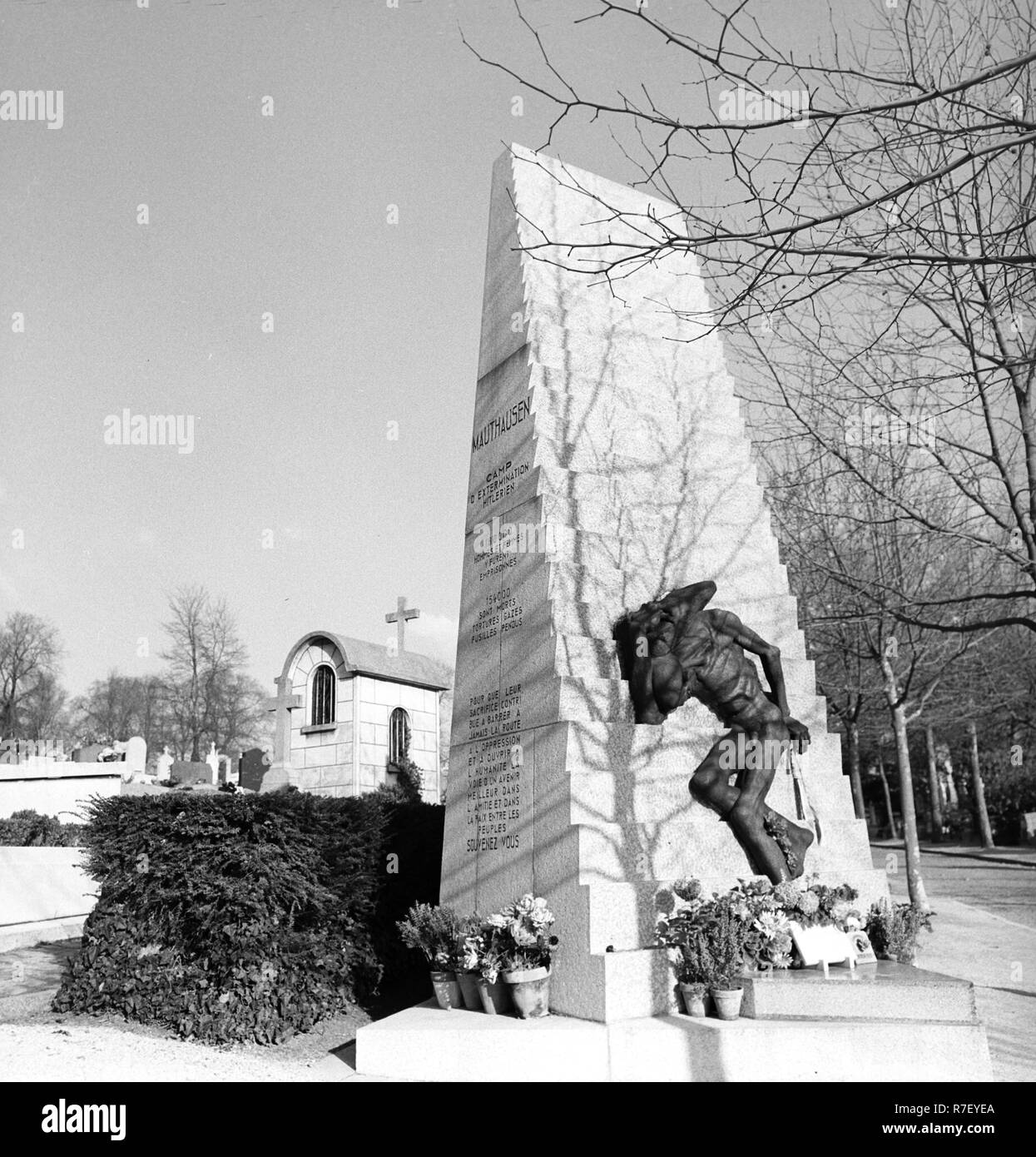 View of the memorial stone for the victims of the Mauthausen concentration camp on Pere Lachaise cemetery, the biggest cemetery of Paris, France, 13 November 1970. Different kinds of memorial stones commemorate the Nazi Era on the cemetery. The French inscription reads 'Mauthausen - Hitler's extermination camp. 180,000 men and women were imprisoned there. 154,000 died - tortured, gased, hung, shot. So that you victims add to overcome the suppression and show humanity a better way, in friendship and peace, to the future. Remember.' The memorial stone was made by sculptor Gérard Choain and is ma Stock Photo