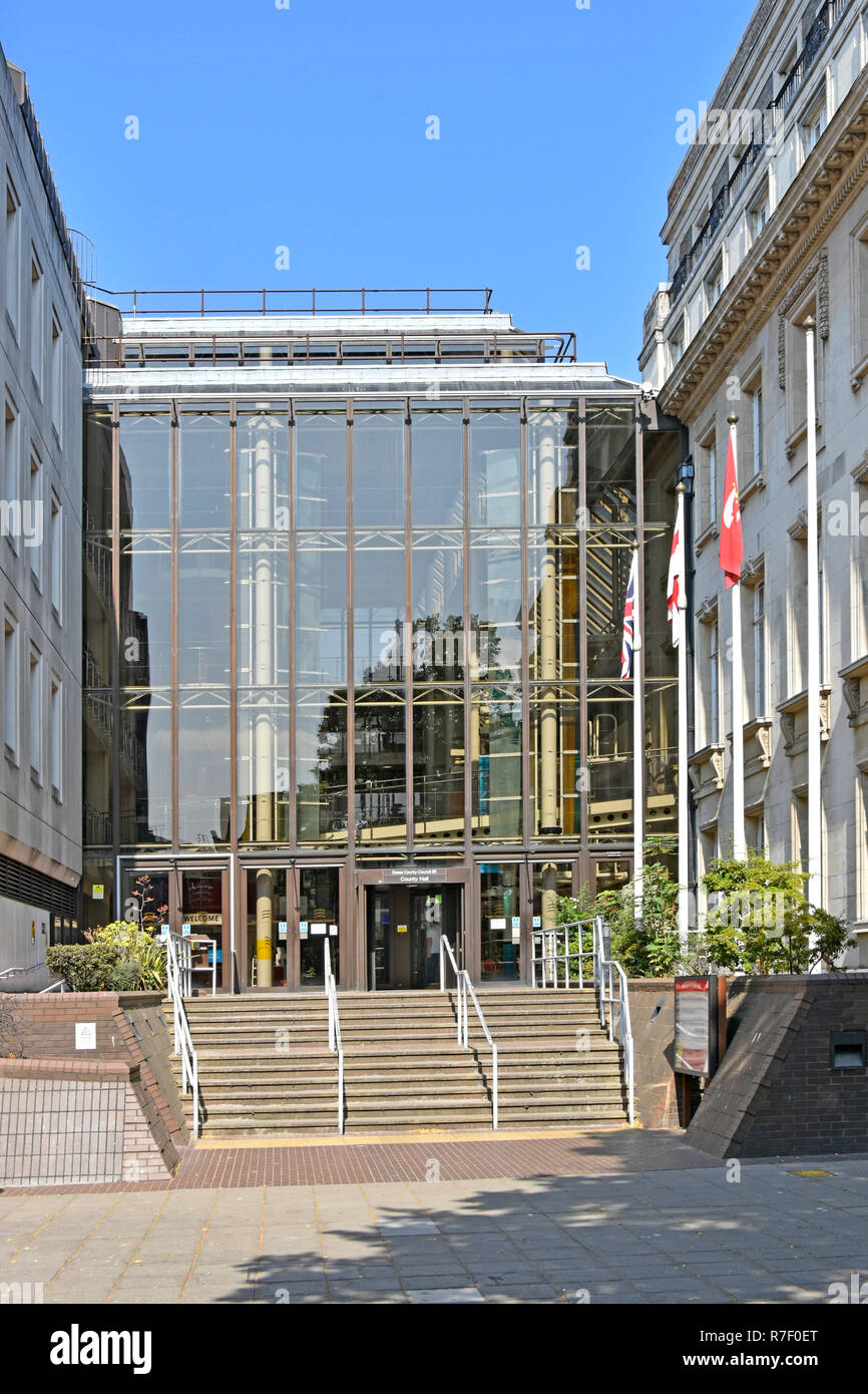 Glass cladding of a modern office building hi-res stock photography and ...