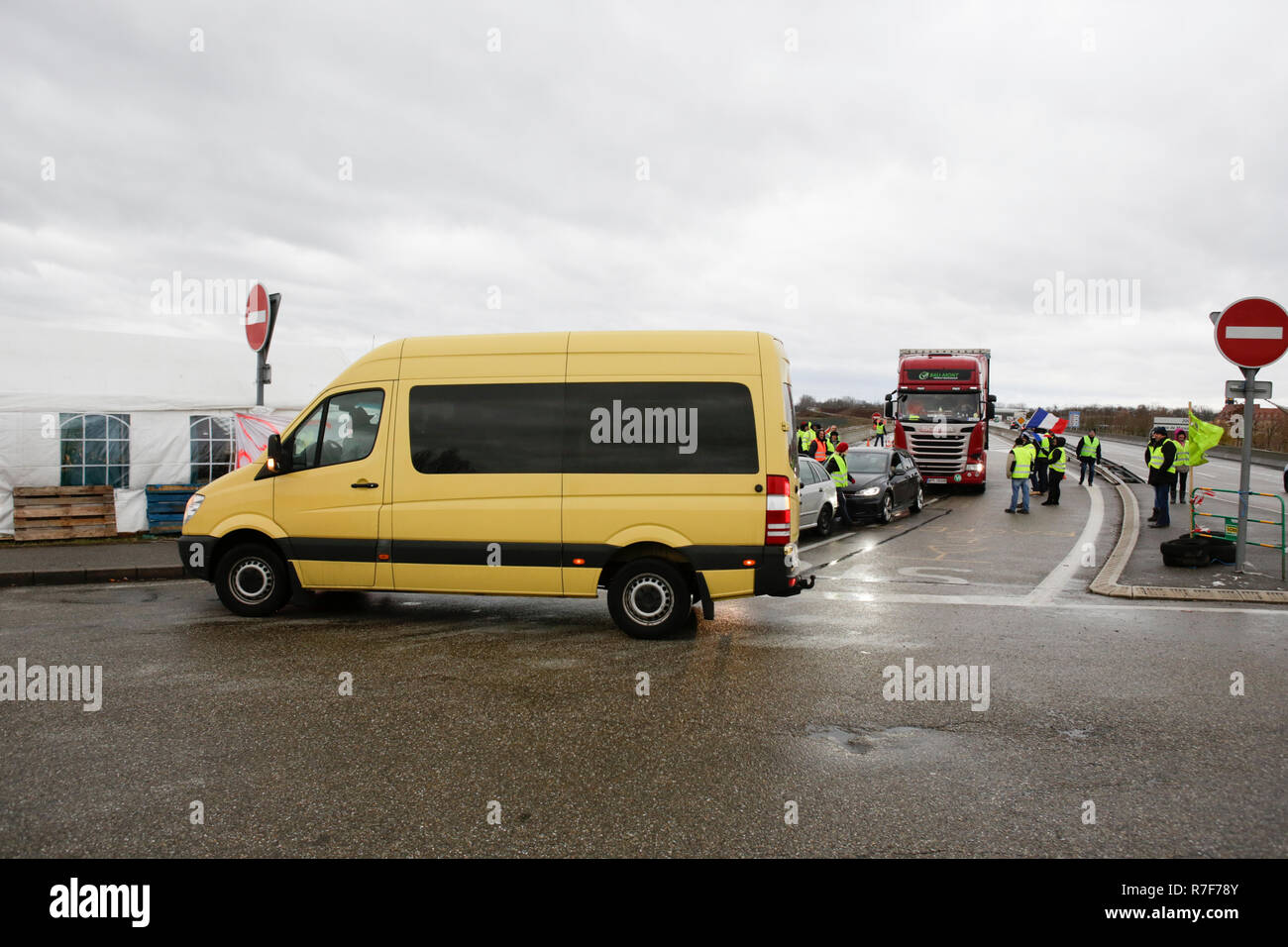Roppenheim, France. 08th Dec, 2018. Protesters block the traffic for a  short while with a van. Around 100 French yellow vest activists protested  on a road near the French German border crossing