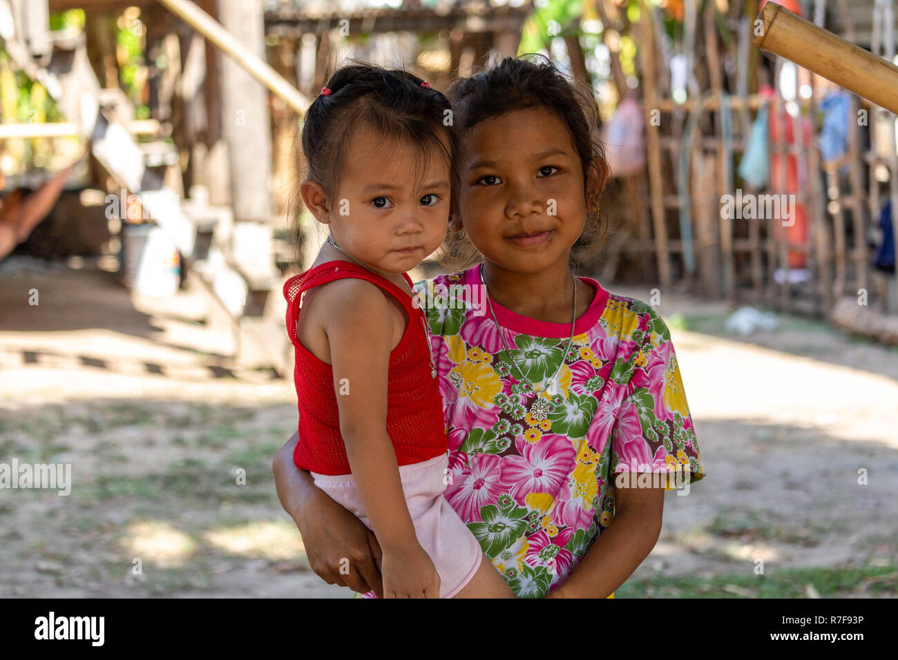 Petite fille et garçon Laotien se tenant par les bras. Vientiane. Laos. / Little  girl and boy standing by Lao arms. Vientiane. Laos Stock Photo - Alamy