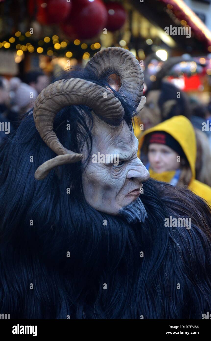 München (Bayern, Deutschland): der traditionelle Krampuslauf in der Innenstadt am 09.12.2018 mit Furcht einflößenden alpenländischen Masken. Stock Photo