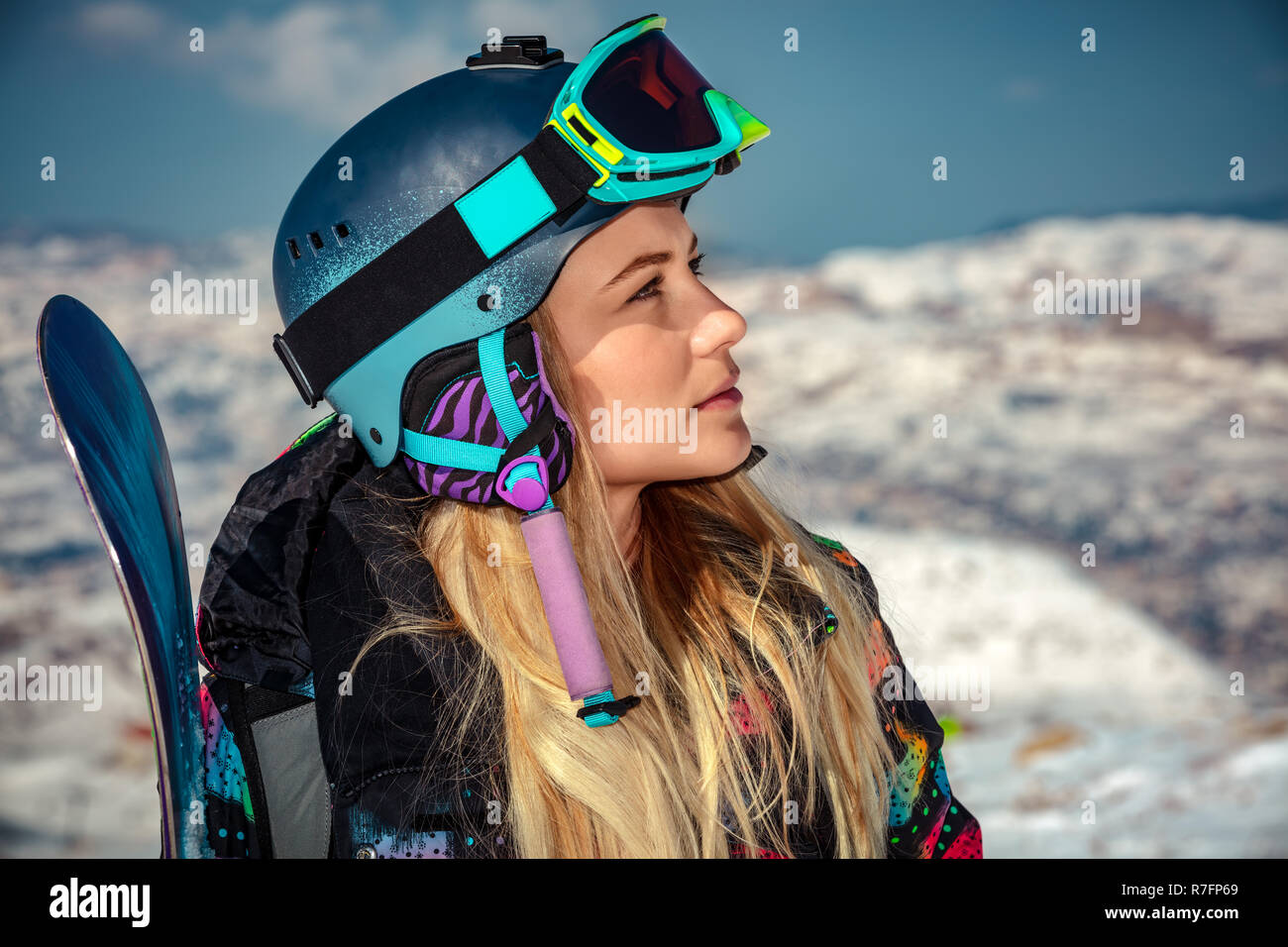 Woman wearing sunglasses in snow hi-res stock photography and images - Alamy