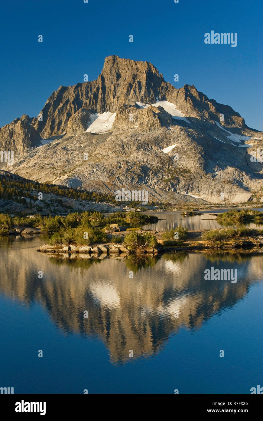 Banner Peak from John Muir Trail over Thousand Island Lake, Sierra Nevada, Ansel Adams Wilderness, California, USA Stock Photo