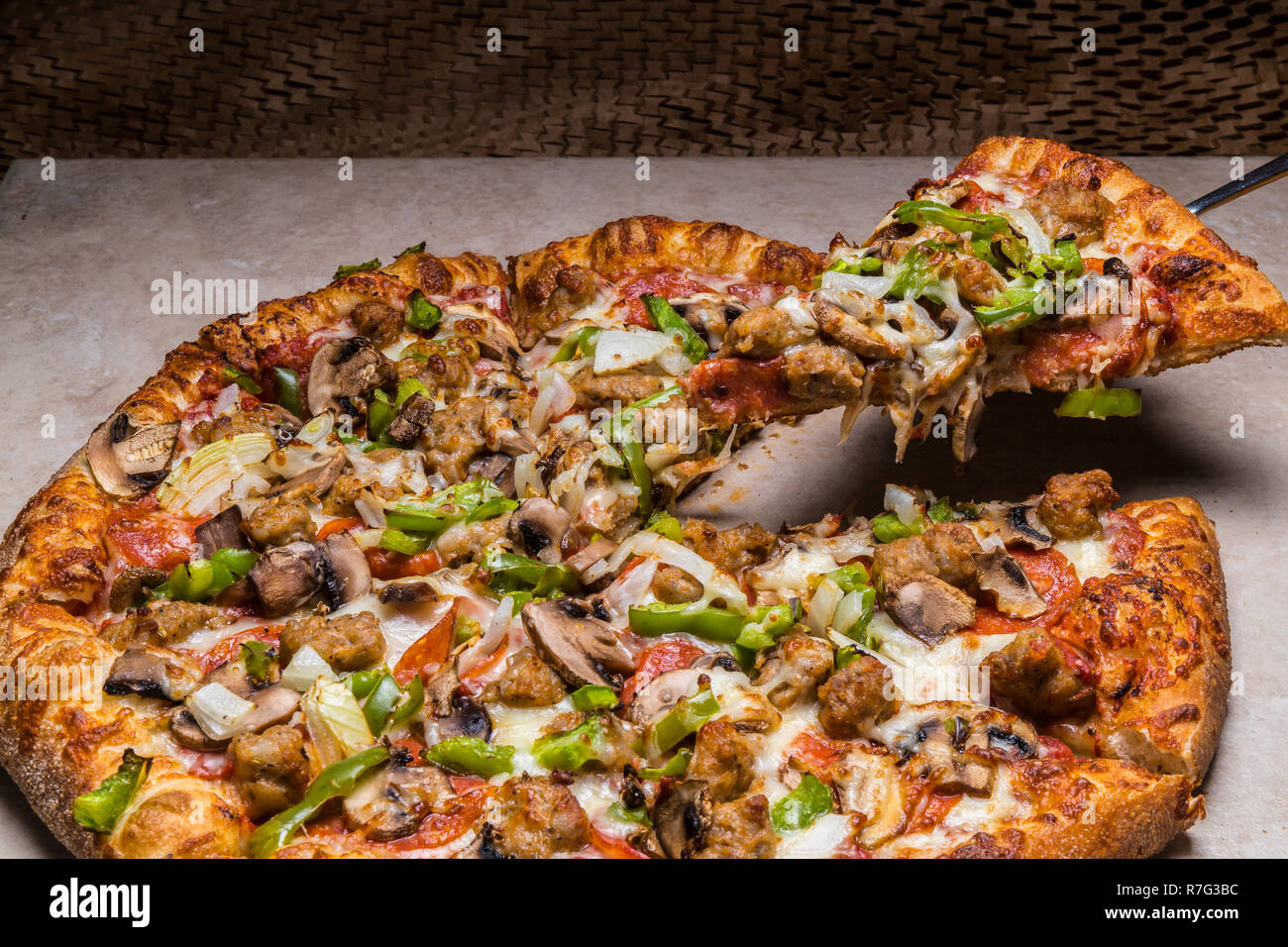 deluxe uno pizza with cheese,green peppers,italian sausage,mushrooms ...