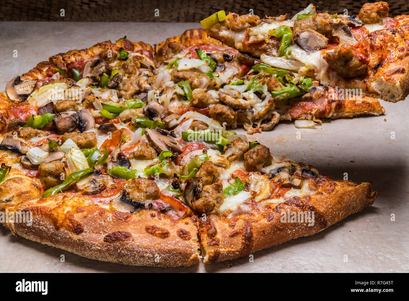 deluxe uno pizza with cheese,green peppers,italian sausage,mushrooms