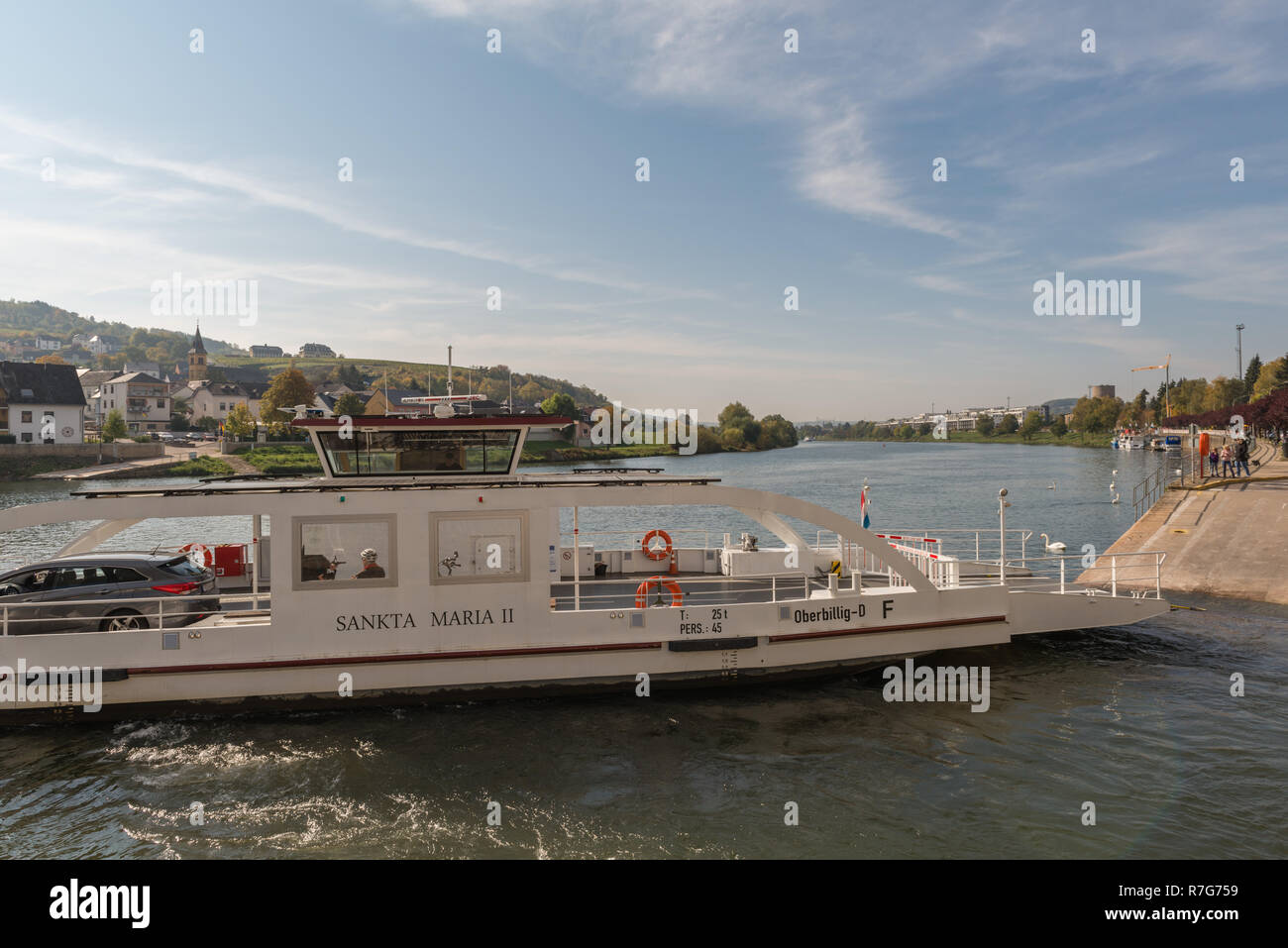 Ferry boat 'Oberbillig'  crossing the Moselle River from Oberbillig in Germany (left) to Wasserbillig , Mertert in Luxembourg (right), Europe Stock Photo