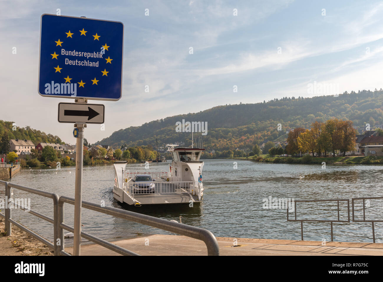 Ferry boat 'Oberbillig'  crossing the Moselle River from Oberbillig in Germany (right) to Wasserbillig , Mertert in Luxembourg (left), Europe Stock Photo