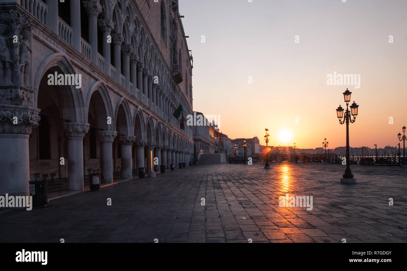 Venice palace hi-res stock photography and images - Alamy