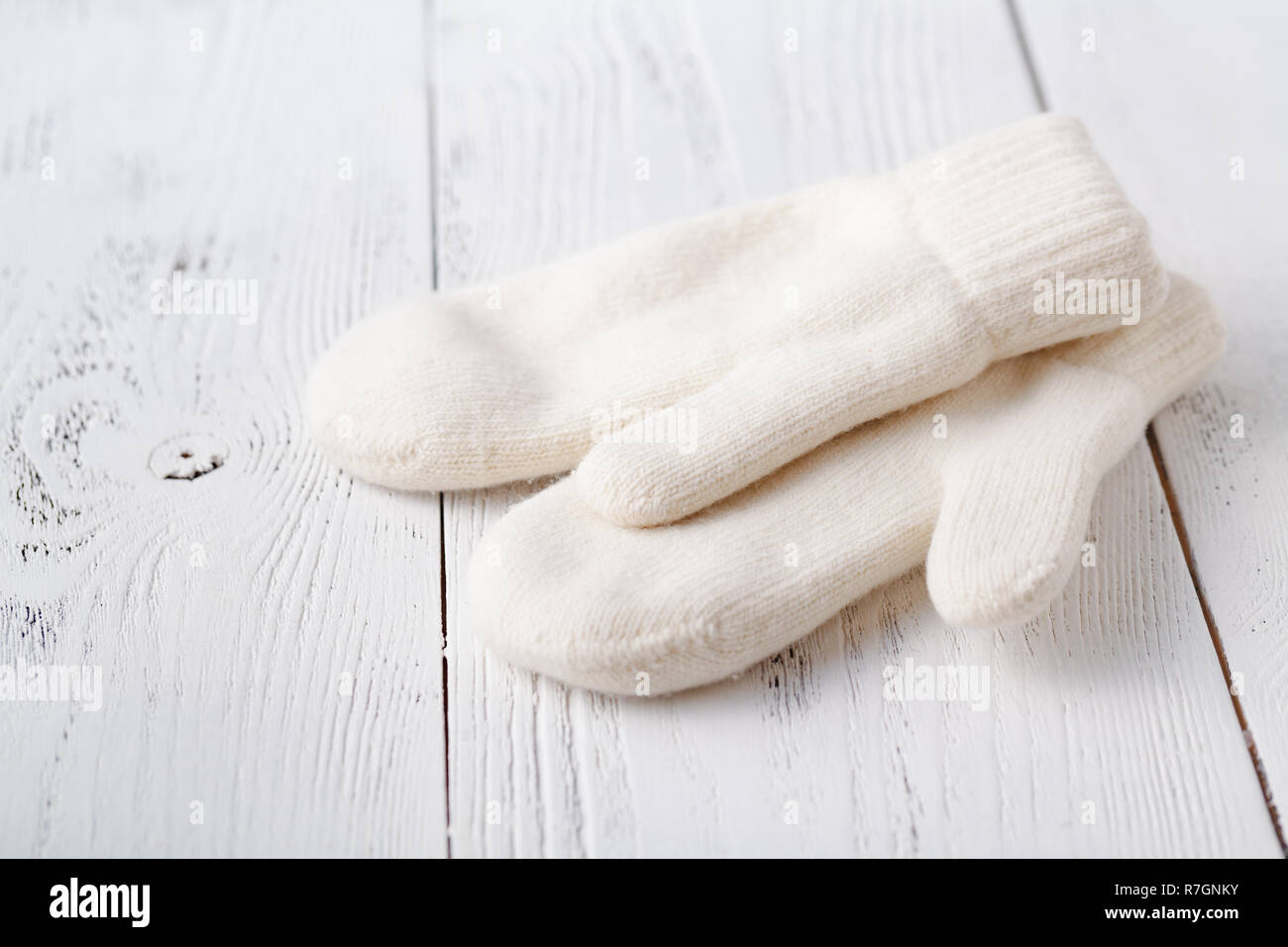 womens white mittens