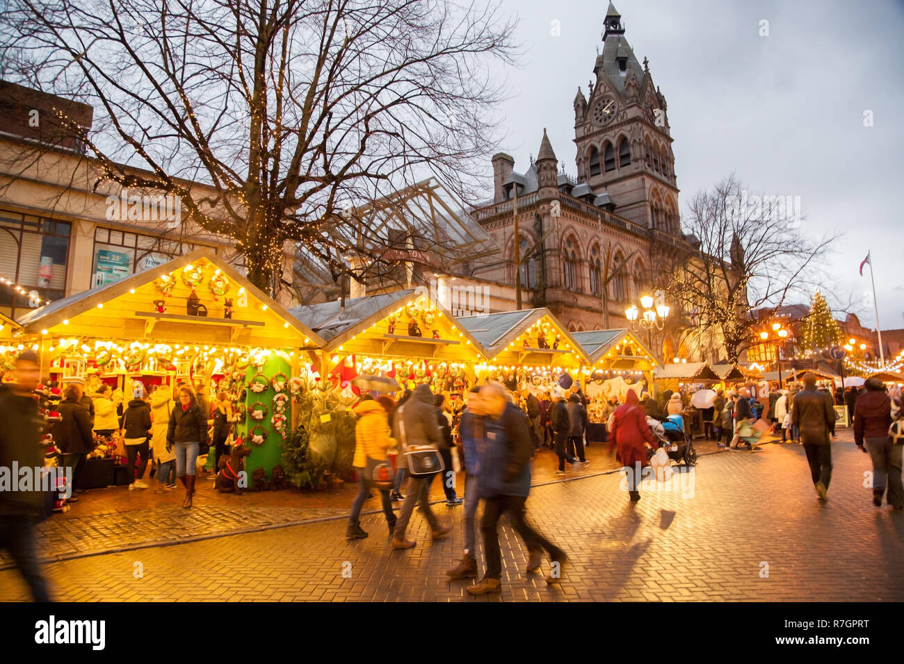 christmas-market-at-nighttime-in-front-of-the-town-hall-in-the-historic
