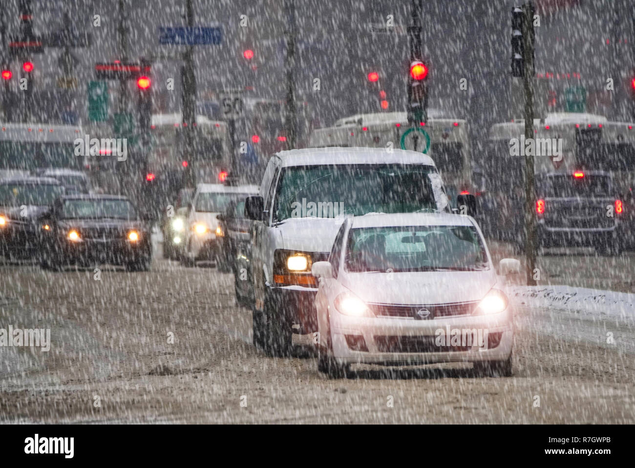 Montreal,Canada,20 November, 2018.City traffic during a snowfall.Credit: Mario Beauregard/Alamy Live News Stock Photo