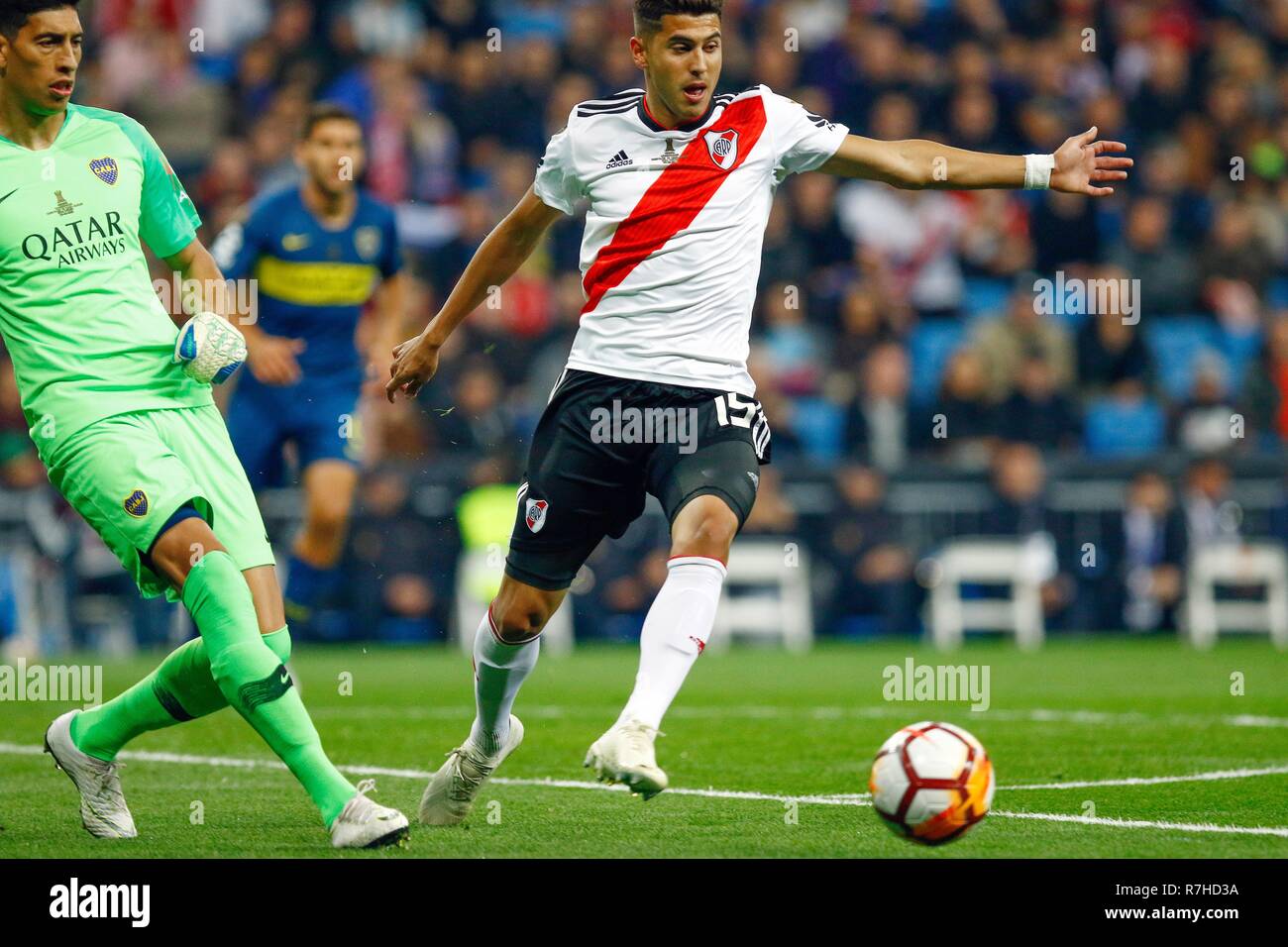 Madrid, Spain. 9th Dec, 2018. Exequiel Alejandro Palacios (right) fights for the ball with Guillermo Sara (Boca Juniors) (left) during the second leg match between River Plate and Boca Juniors as part of the Finals of Copa CONMEBOL Libertadores 2018 at Estadio Santiago Bernabeu in Madrid.River Plate won the title of Copa Libertadores 2018 by beating Boca Juniors. Credit: Manu Reino/SOPA Images/ZUMA Wire/Alamy Live News Stock Photo