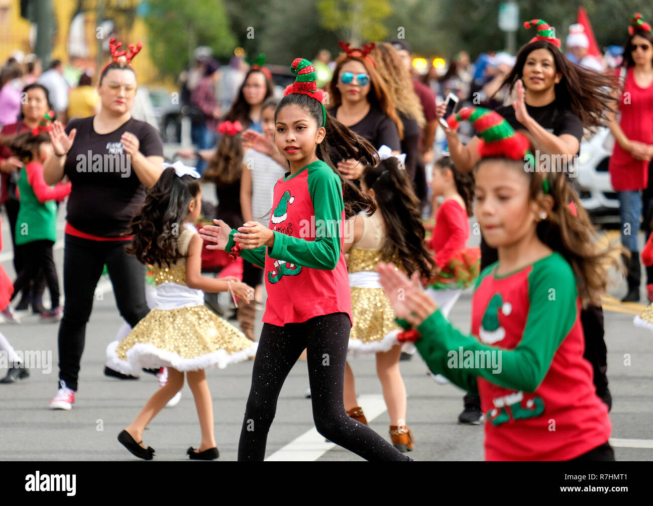 Los Angeles, USA. 9th Dec, 2018. Dancers perform along the parade route