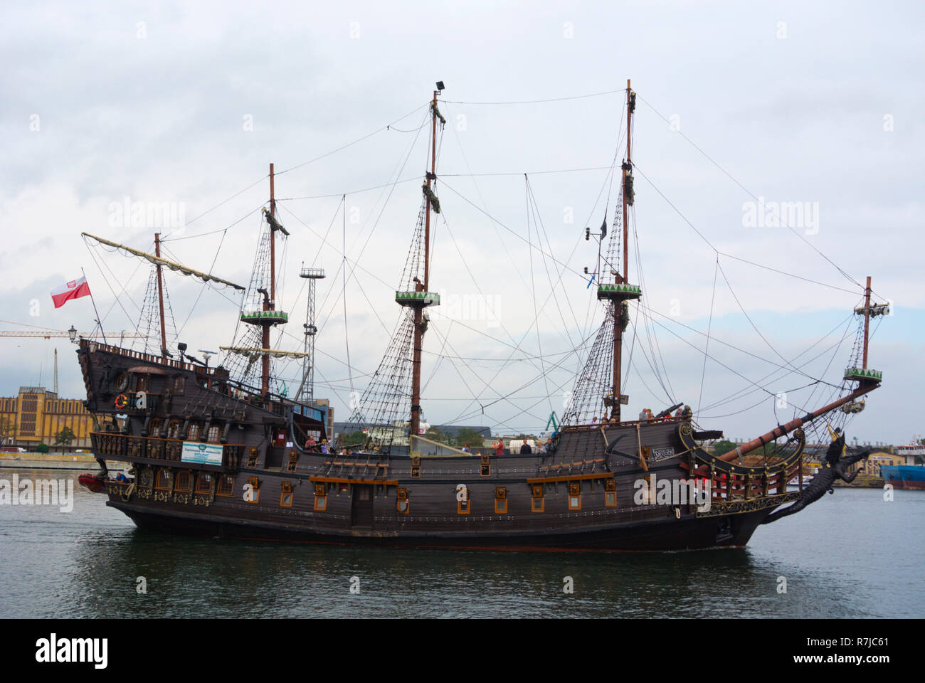 Ship pirate hi-res stock photography and images - Alamy