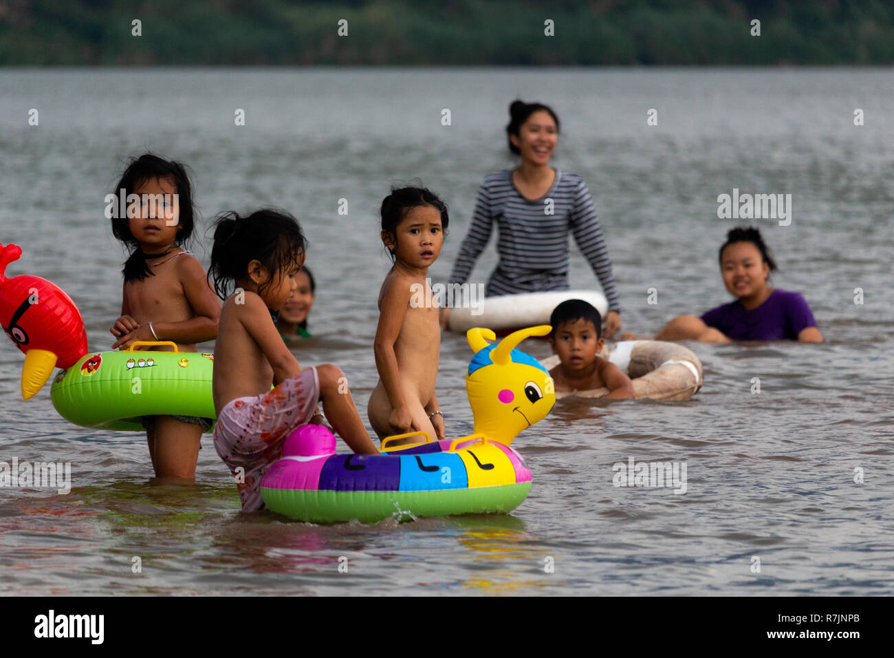 Don Daeng Laos April 27 2018 Local People Swimming In The Mekong