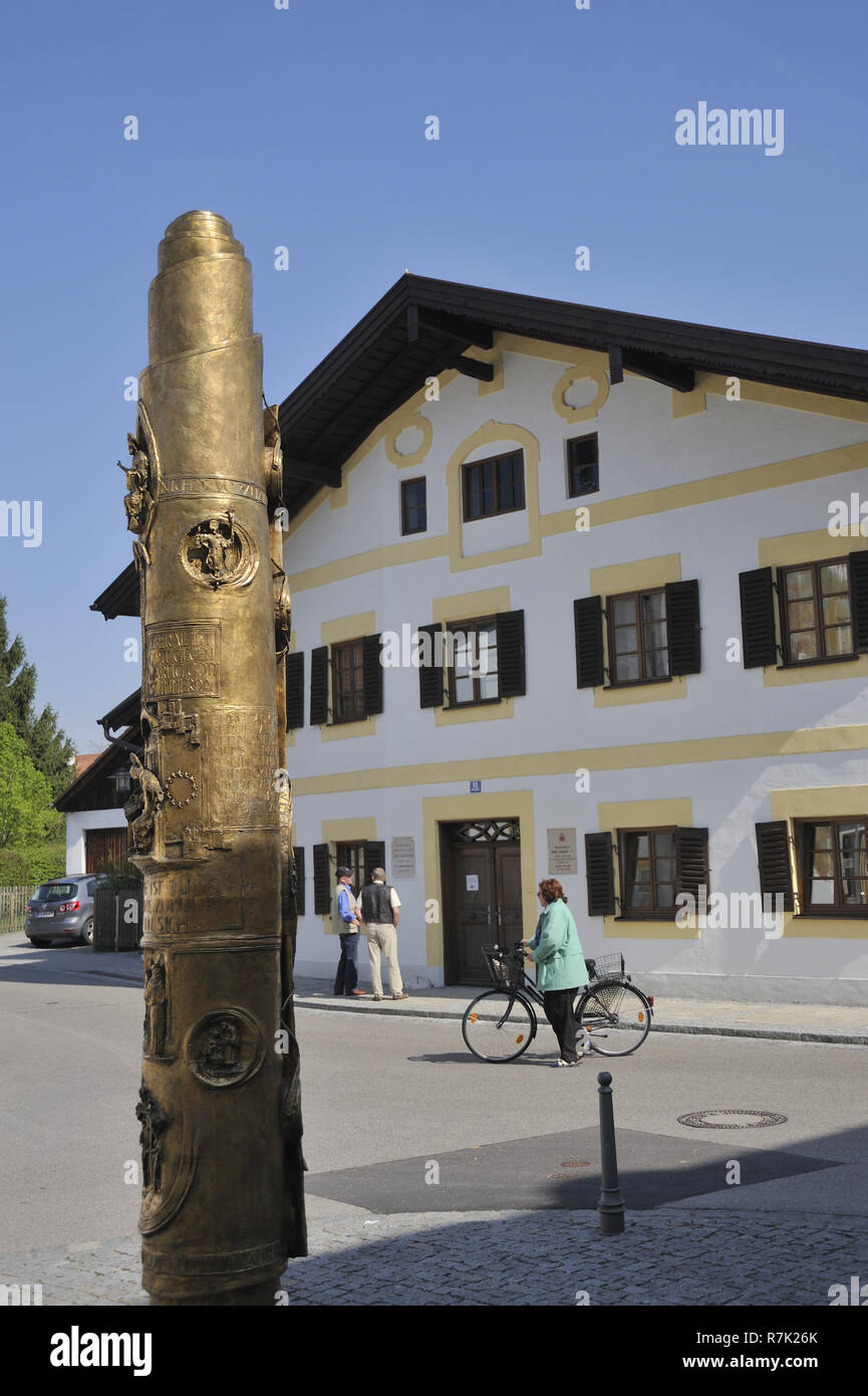 birth house, birthplace of Pope Benedict XVI, in front Bendict column by Joseph Michael Neustifter, Marktl at the river Inn, district Altoetting, Uppe Stock Photo