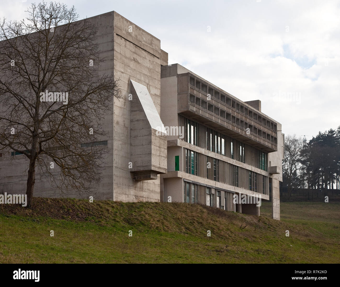 Éveux bei Lyon, Kloster Sainte-Marie de La Tourette, 1956-1960 von Le Corbusier, Außenansicht von Nordwesten, links Klosterkirche Stock Photo