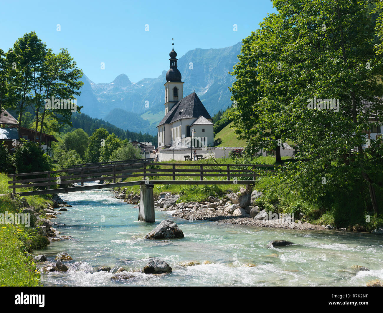 Blick vom Malerwinkel auf Pfarrkirche St. Sebastian, Gebirgsbach Ramsauer Ache, HG Reiteralpe, Ramsau, Berchtesgadener Land, Oberbayern, Bayern, Deuts Stock Photo