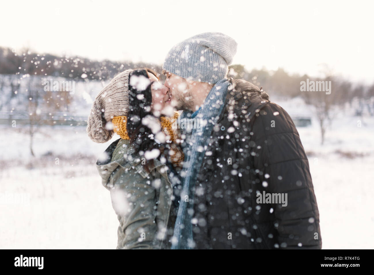8 Christmas Couple Pics ideas, winter couple poses HD phone wallpaper |  Pxfuel