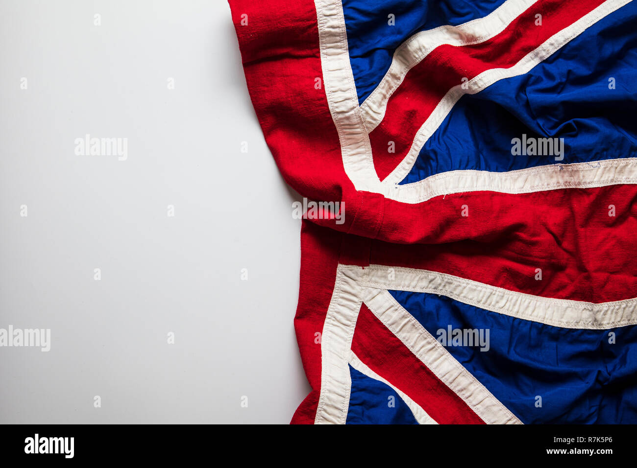 Bức ảnh hình nền cờ Liên hiệp Anh stock là tài sản đáng giá của những ai yêu thích tinh thần yêu nước và mến cờ. Hãy cùng ngắm nhìn vẻ đẹp trang trọng và huyền bí của cờ đất nước Anh.