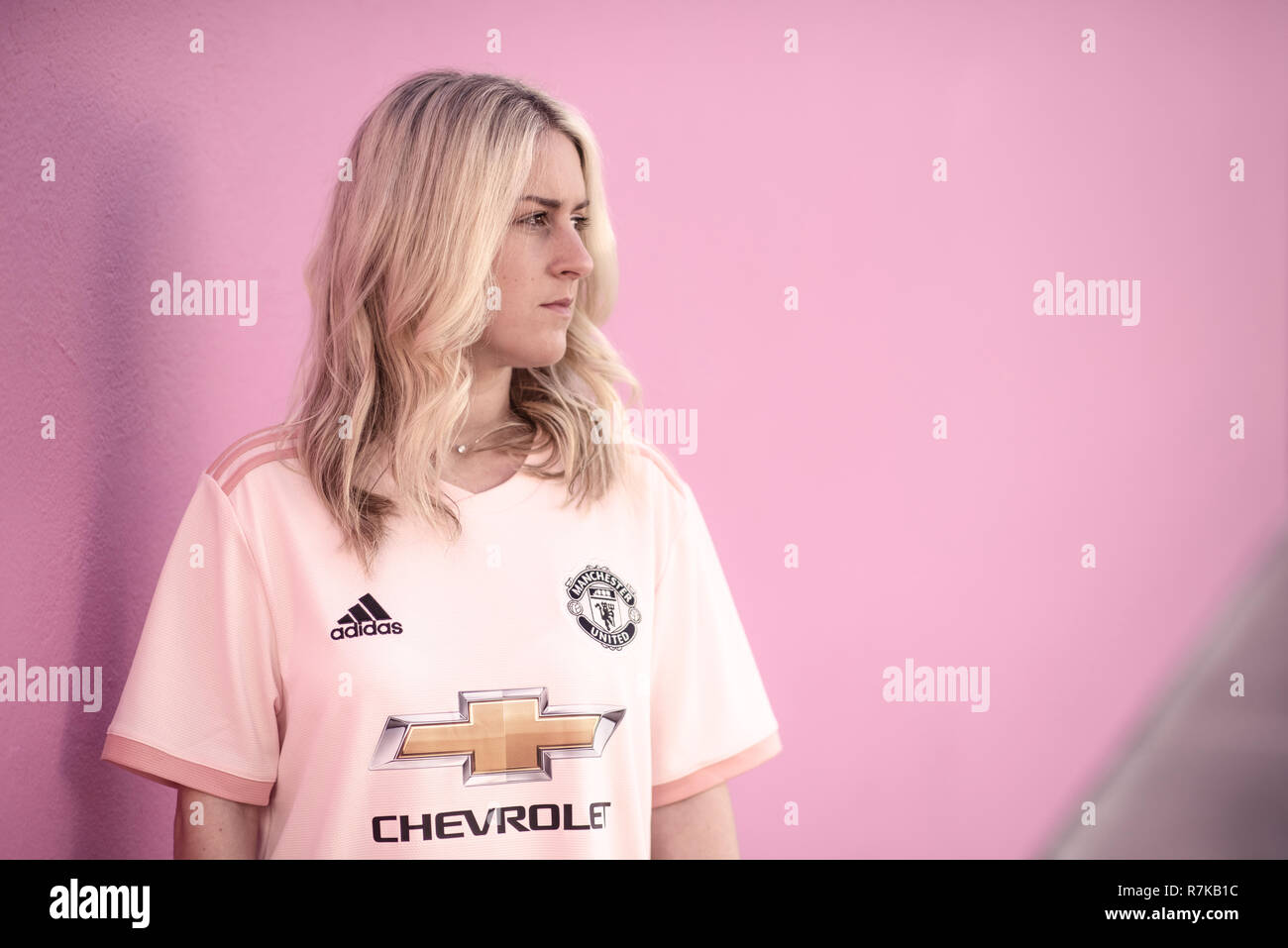 man utd shirt pink