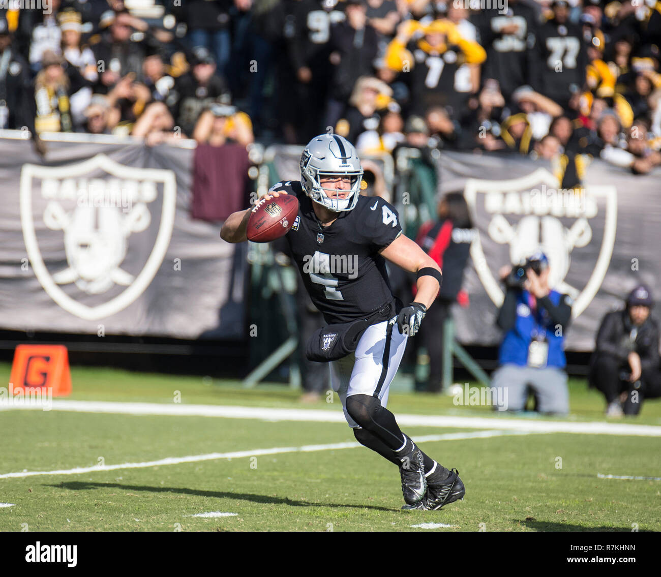 Dec 09 2018 Oakland U.S.A CA Oakland Raiders quarterback Derek Carr (4) looks for short pass during the NFL Football game between Pittsburgh Steelers and the Oakland Raiders 24-21 win at O.co Coliseum Stadium Oakland Calif. Thurman James/CSM Stock Photo