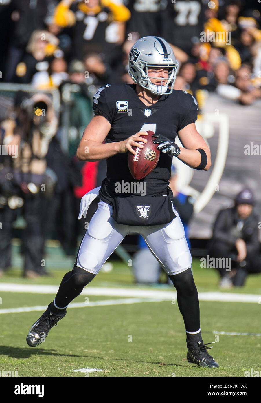 Dec 09 2018 Oakland U.S.A CA Oakland Raiders quarterback Derek Carr (4) looks for short pass during the NFL Football game between Pittsburgh Steelers and the Oakland Raiders 24-21 win at O.co Coliseum Stadium Oakland Calif. Thurman James/CSM Stock Photo