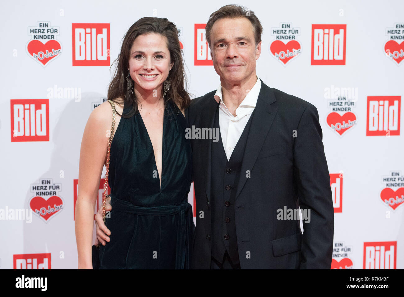 Berlin, Deutschland. 08th Dec, 2018. Ellenie SALVO GONZALEZ (left, actress) and Hannes JAENICKE (actor), half figure, half figure, on the red carpet to the 'A heart for children' - TV donation gala in Berlin/Germany on 08.12.2018. | Usage worldwide Credit: dpa/Alamy Live News Stock Photo