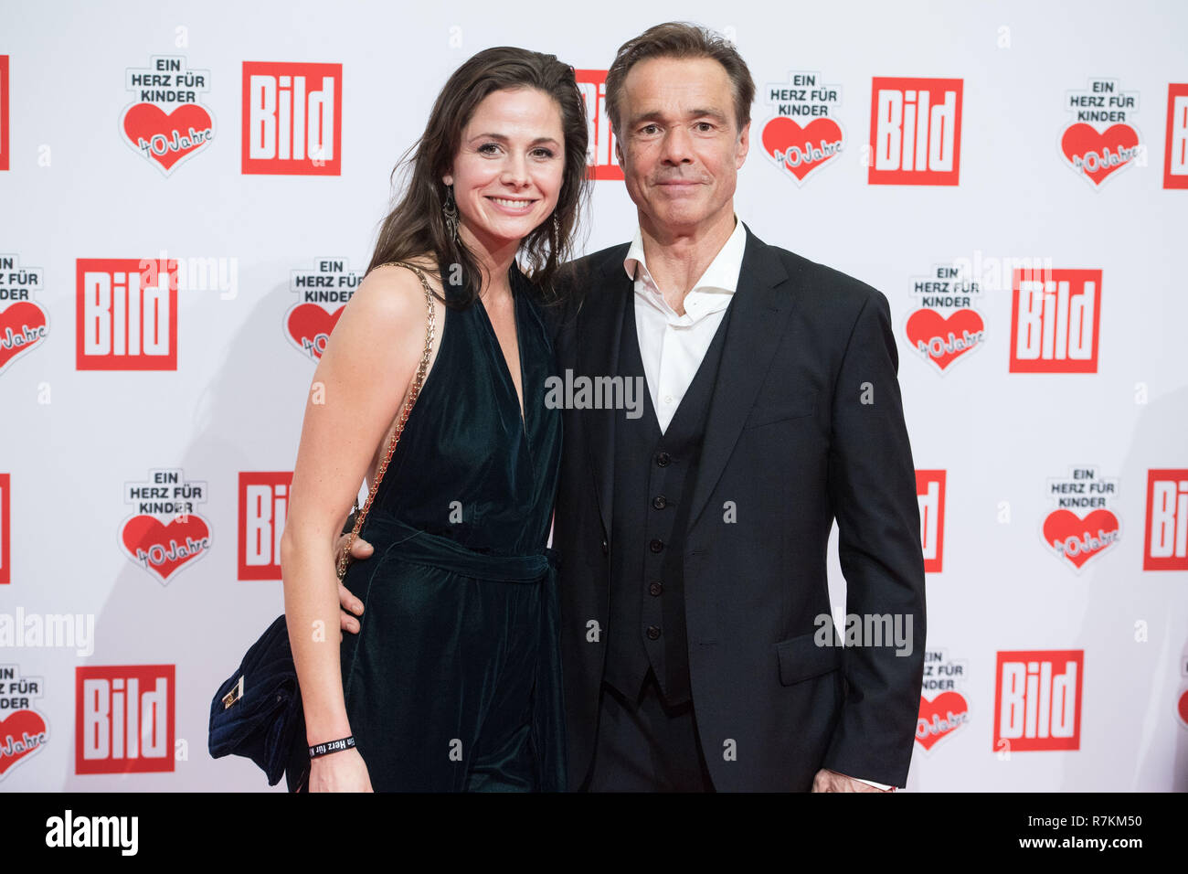 Berlin, Deutschland. 08th Dec, 2018. Ellenie SALVO GONZALEZ (left, actress) and Hannes JAENICKE (actor), half figure, half figure, on the red carpet to the 'A heart for children' - TV donation gala in Berlin/Germany on 08.12.2018. | Usage worldwide Credit: dpa/Alamy Live News Stock Photo