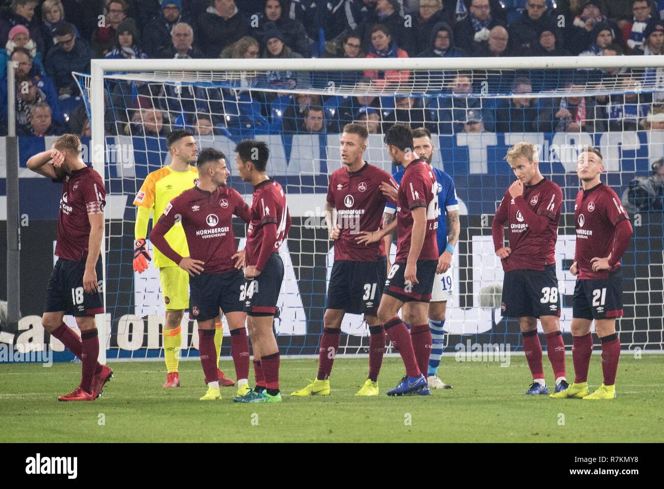 Gelsenkirchen, Deutschland. 24th Nov, 2018. FC Nuremberg players clueless and frustrated (left to right): Hanno BEHRENS (N), goalkeeper Fabian BREDLOW (N), Tim LEIBOLD (N), Yuya KUBO (N), Ondrej PETRAK (N), Simon RHEIN (N), Federico PALACIOS (N) and in between Guido BURGSTALLER (GE, 3rd from right); Soccer 1. Bundesliga, 12th matchday, FC Schalke 04 (GER) - FC Nuremberg (N) 5: 2, on 24/11/2018 in Gelsenkirchen/Germany. DFL regulations prohibit any use of images as image sequences and/or quasi-video | usage worldwide Credit: dpa/Alamy Live News Stock Photo