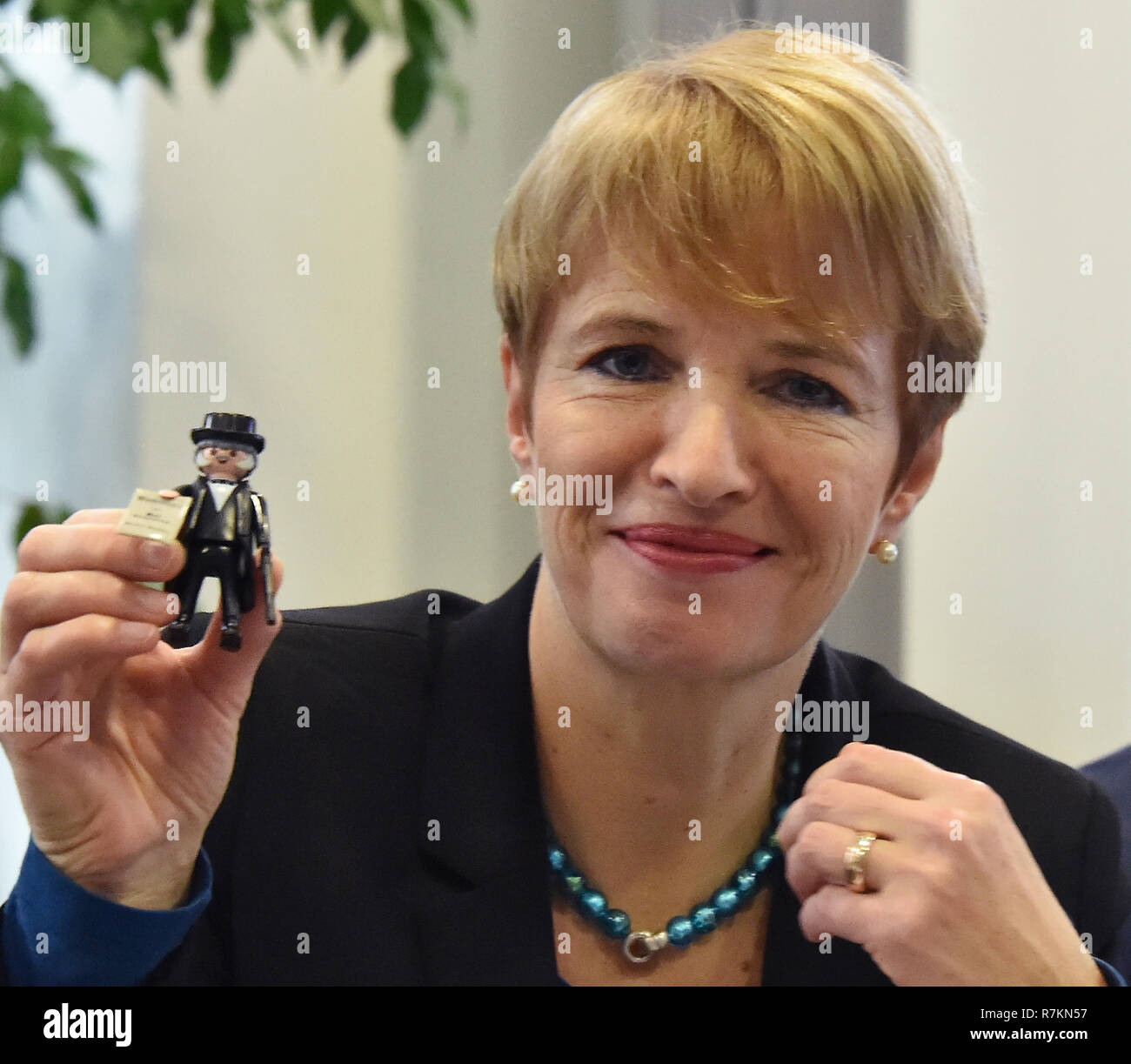 Potsdam, Germany. 10th Dec, 2018. Martina Münch (SPD), Brandenburg's Minister of Culture, shows a toy figure of the poet at a press conference for the Fontane Year. The writer, journalist and author Theodor Fontane (1819-1898) is honoured on the occasion of his 200th birthday in the coming year in Brandenburg. Credit: Bernd Settnik/dpa-Zentralbild/dpa/Alamy Live News Stock Photo