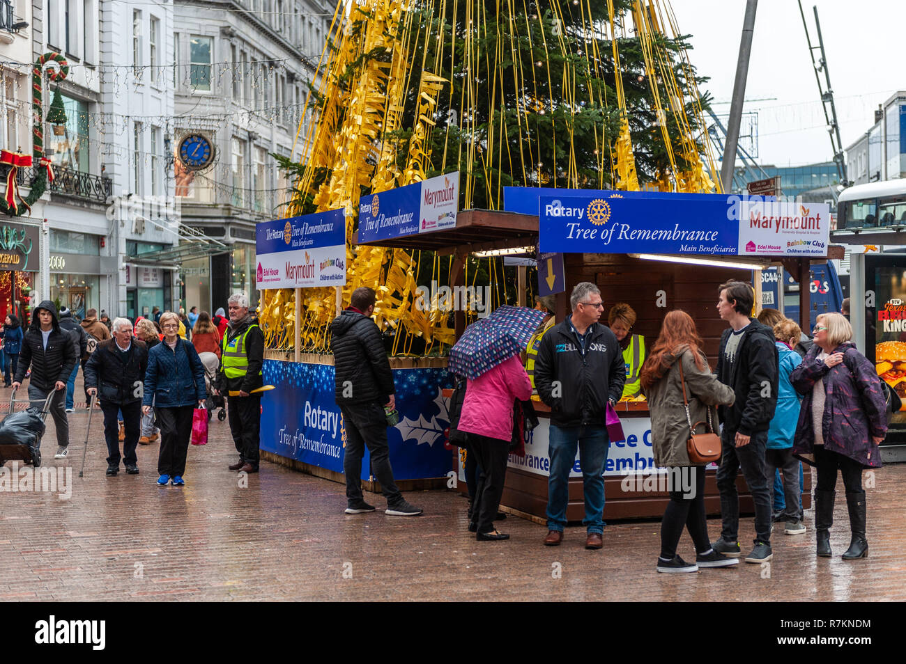 Cork, Ireland. 10th Dec, 2018. People leave messages for their loved ones on the Tree of Remembrance whilst shoppers rush around Cork city centre doing their Christmas shopping with just 15 days left until the big day. Credit: Andy Gibson/Alamy Live News. Stock Photo