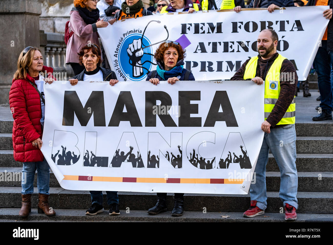Barcelona, Spain. 10th December 2018. Protesters are seen holding a Marea Blanca banner during the protest. Called by Marea Blanca Catalunya within the state fight against the waiting lists and the commercialization of health, the protesters have toured the center of Barcelona to finish in front of the Generalitat of Catalonia. Credit: SOPA Images Limited/Alamy Live News Stock Photo