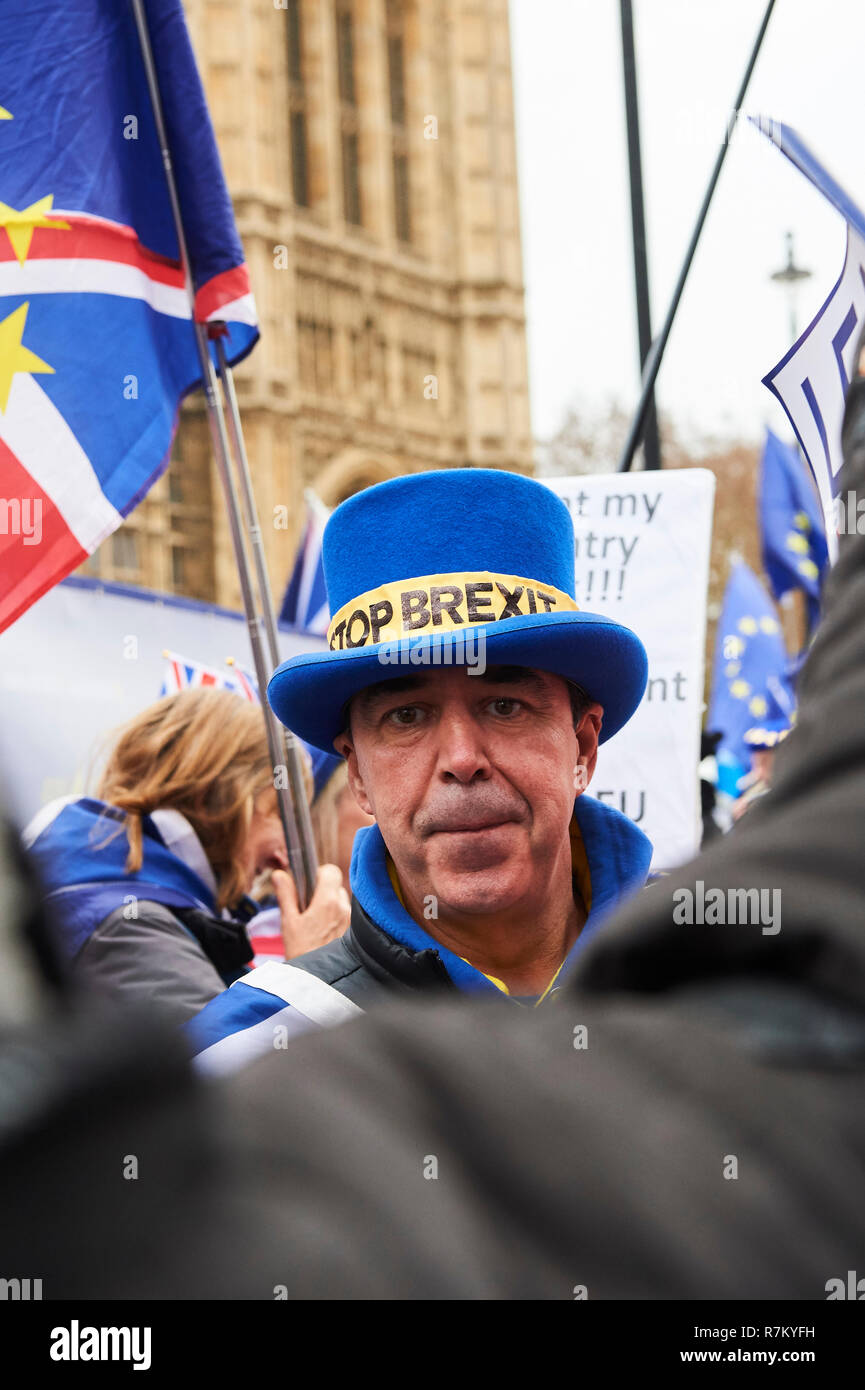 Westminster, London, UK. 10th December 2018, Westminster, London. Both Anti and Pro Brexit Supporters protested outside Parliament while Theresa May delivered the news that the Vote on Brexit was cancelled. Steven Bray, anti Brexit campaigner. Credit: Thomas Bowles/Alamy Live News Stock Photo