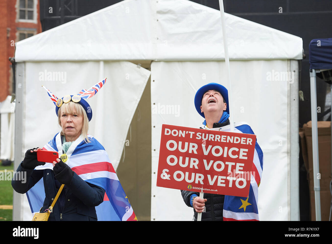 Westminster, London, UK. 10th December 2018, Westminster, London. Both Anti and Pro Brexit Supporters protested outside Parliament while Theresa May delivered the news that the Vote on Brexit was cancelled. Steven Bray Credit: Thomas Bowles/Alamy Live News Stock Photo