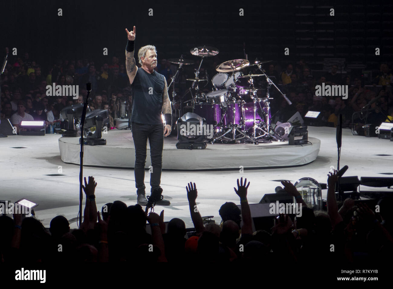 Sacramento California Usa 8th Dec 2018 December 7 2018 Sacramento California Usa James Hetfield Of The Heavy Metal Band Metallica Greets Fans During A Concert On Their Worldwired Tour In