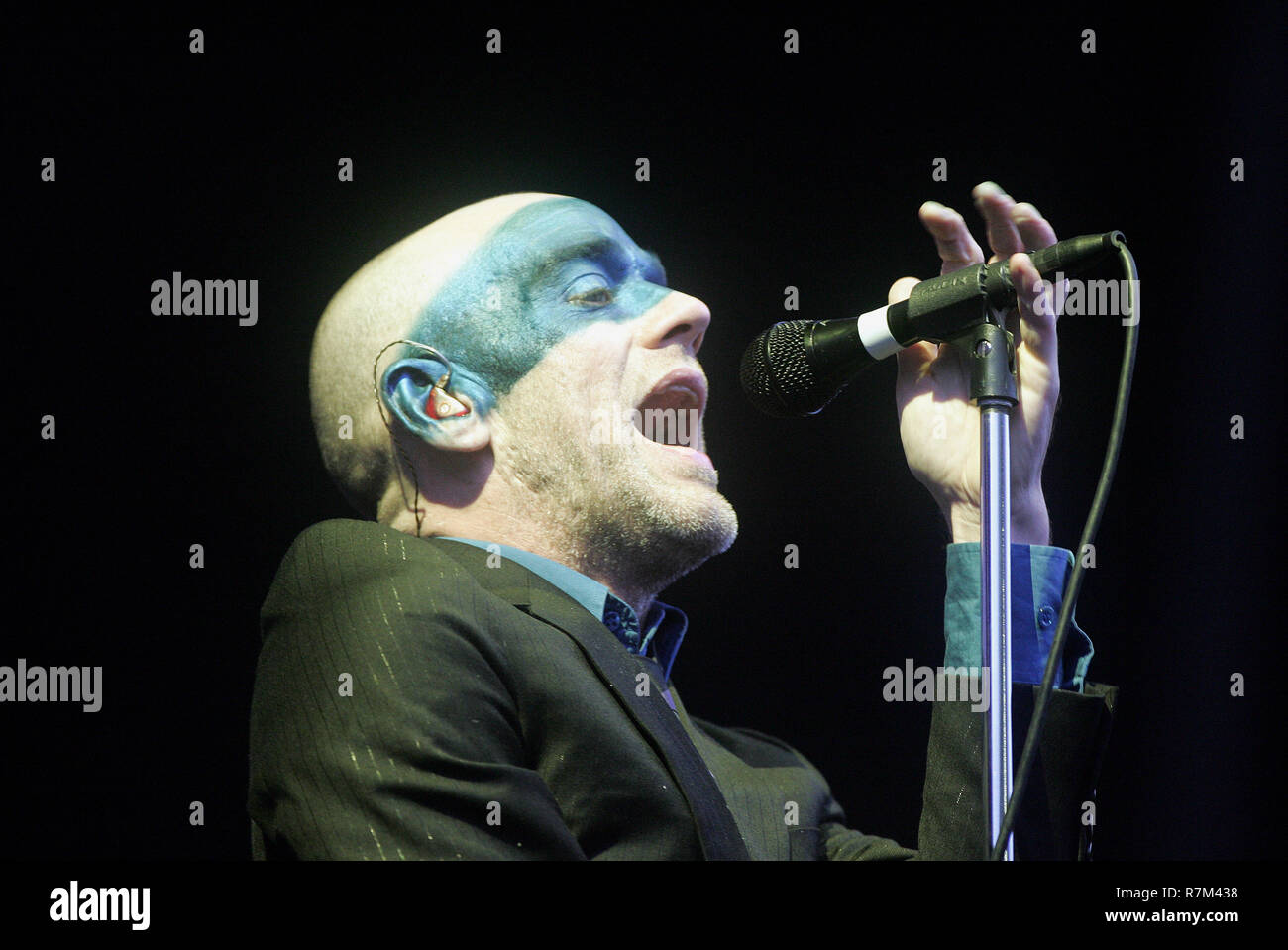 MICHAEL STIPE R.E.M CONCERT HULL KC STADIUM 05 July 2005 Stock Photo