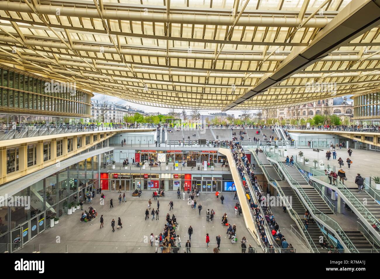 Shopping in paris hi-res stock photography and images - Page 14 - Alamy