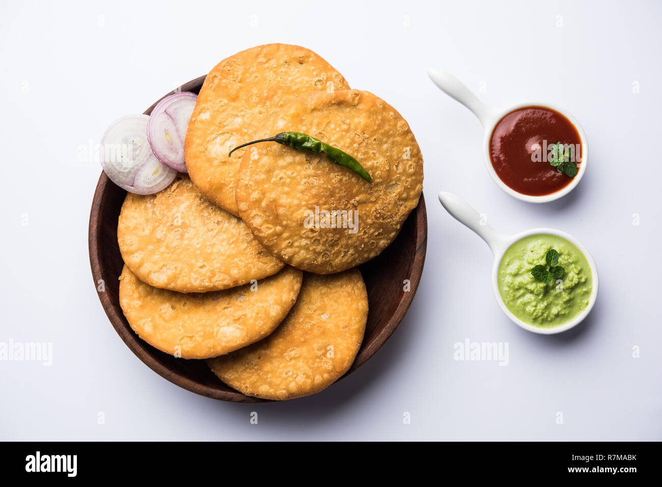 Shegaon or Rajasthani Kachori served with green Chutney and tomato